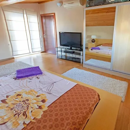 Paradise Town Hadrian 100 Mbps Free Wifi